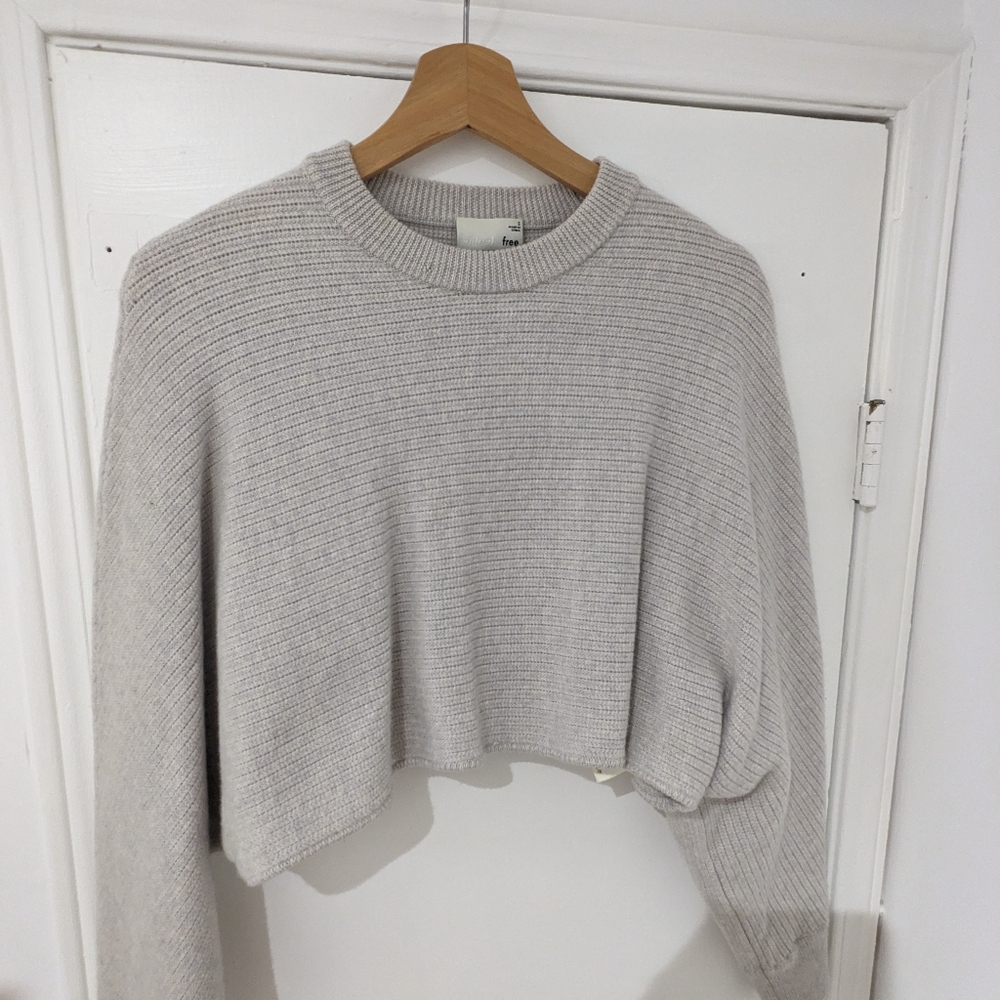 Grey cropped woolen sweatshirt from Wilfred Free by Aritzia100% Marino wool